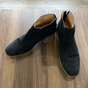 Dr Scholl’s 6.5 black suede ankle booties